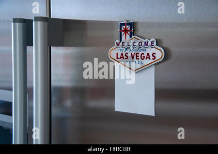 Las Vegas frigo magnete con vuoto notelet attaccato su un moderno in acciaio inox frigo Foto Stock