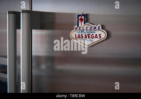 Las Vegas frigo magnete fissato ad un moderno in acciaio inox frigo Foto Stock