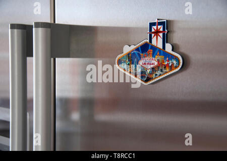 Las Vegas frigo magnete fissato ad un moderno in acciaio inox frigo Foto Stock