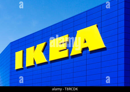 Grande giallo IKEA segno del logo sul lato dell'edificio blu. Foto Stock