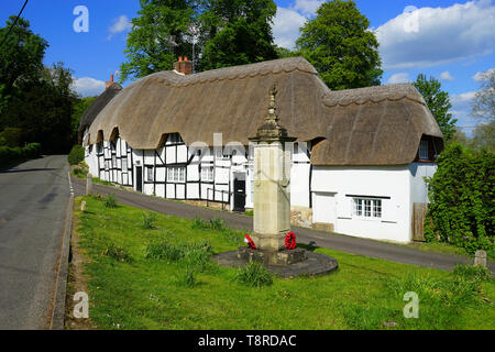 Cottage e il memoriale di guerra a Wherwell Foto Stock