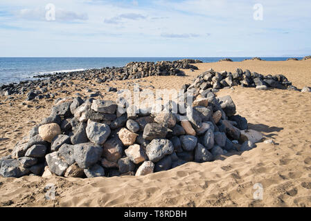 Lanzarote, Isole Canarie, Spagna. Spiaggia rocciosa, roccia vulcanica. Foto Stock