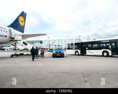 Francoforte, Germania - Apr 29, 2019: Airbus A321-231 D-AISO su asfalto con Polizei polizia van e Fraport autobus con passeggeri Foto Stock