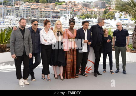 14 maggio 2019: Cannes, Francia: (L-R) I membri della giuria Yorgos Lanthimos, Enki Bilal, Alice Rohrwacher, Elle Fanning, Maimouna N'Diaye, presidente del principale del concorso giuria Alejandro Gonzalez Inarritu, i membri della Giuria Pawel Pawlikowski, Kelly Reichardt e Robin Campillo frequentare la giuria photocall durante la 72annuale di Cannes Film Festival. (Credito Immagine: © Federico InjimbertZUMA filo) Foto Stock