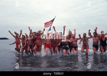 I membri del Polar Bear Club posano per il loro tuffo annuale nel gelido Oceano Atlantico il giorno di Capodanno a Coney Island, Brooklyn, New York. Foto Stock