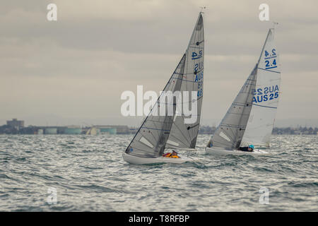 MELBOURNE, Australia - 5 maggio : paraplegico velisti di lotta che nel loro 2.4 classe di Misuratore di barche in condizioni di luce a Brighton Royal Yacht Club sulla Port Phillip Bay, Australia su 05 maggio 2019. Foto Stock