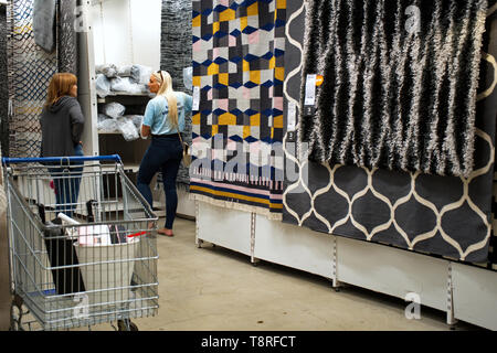 New Haven, CT, Stati Uniti d'America. Settembre 2018. Conversazione tra due donne e shopping per designer tappeti e moquette qui al mondo popolare IKEA. Foto Stock
