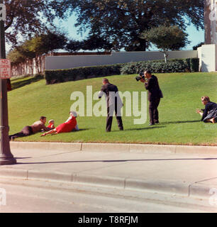 Bill e Jean Newman e i loro figli cadono sull'erba a nord di Elm Street secondi dopo l assassinio di U.S. Il presidente John F. Kennedy a Dallas, in Texas, ritenendo che essi sono in linea di fuoco. Fotografando loro sono Tom Craven e Tom Atkins. Sull'erba a destra è Cheryl McKinnon. (Dealey Plaza). Novembre 22, 1963 Foto Stock