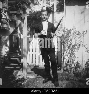 Foto di Lee Harvey Oswald con un fucile, presi in Oswald's Back Yard, Neely Street, Dallas Texas, marzo 1963. La foto è stata Commissione Warren presentano 133-A. Foto Stock