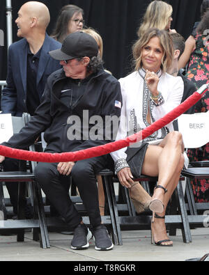 14 maggio 2019 - Los Angeles, CA, Stati Uniti d'America - LOS ANGELES - 14 Maggio: Halle Berry al Keanu Reeves a mano e a pedale Stampa cerimonia di TCL Chinese Theatre IMAX il 14 maggio 2019 a Los Angeles, CA (credito Immagine: © Kay Blake/ZUMA filo) Foto Stock