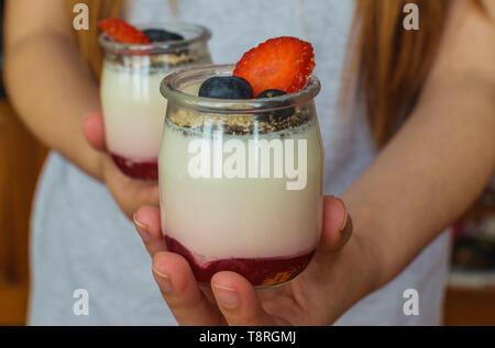 TGirl offrendo uno yogurt con aorganic semi e frutta. Foto Stock