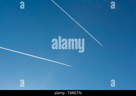 Due piani con tracce su un cielo blu sullo sfondo. Spazio di copia Foto Stock