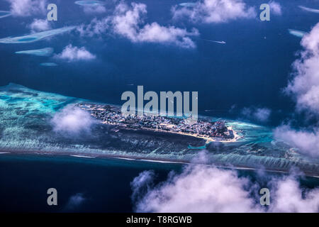 Questa unica immagine mostra le Maldive fotografati da un piano dal di sopra. È possibile vedere gli atolli nel mare e. Foto Stock