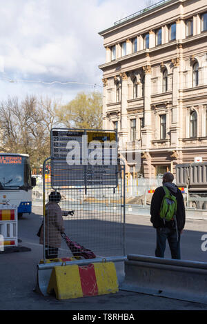 Fermata temporanea dell'autobus in via Hämeenkatu a Tampere, Finlandia Foto Stock