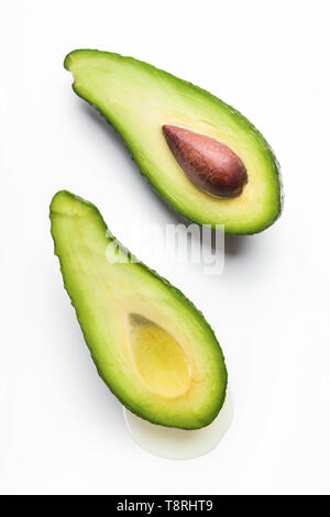 Metà di avocado maturo Foto Stock
