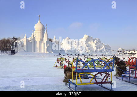 Sled Dog, biciclette di ghiaccio e neve gigante sculture in Sun Island Scenic Area Foto Stock