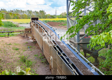 Nastro trasportatore di alimentazione materiale Hanson aggregati, Earls Barton Quarry,Grendon Road. Earls Barton, Northamptonshire, Regno Unito. Foto Stock