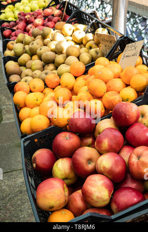 Fresche mele biologiche sulle casse al mercato degli agricoltori. Santoiago de Compostela, Spagna Foto Stock