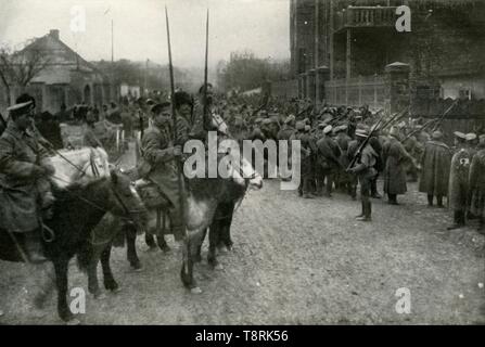 "Una pattuglia di cosacchi e la fanteria russa", (1919). Creatore: sconosciuto. Foto Stock