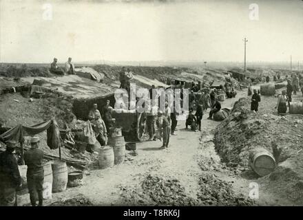 'Francese Cucine Field-Service dietro la linea di tiro", (1919). Creatore: sconosciuto. Foto Stock