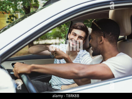 Millennial amici in auto Foto Stock