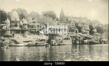 Manekanka balneazione e la masterizzazione di Ghat, Benares', . Creatore: Saeed Bros. Foto Stock