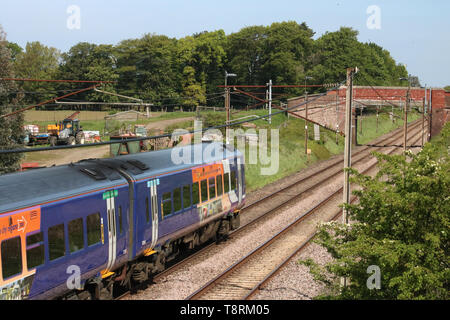 Classe 158 due-car express sprinter diesel multiple unit treni passeggeri in livrea settentrionale su WCML vicino a Garstang in Lancashire il 14 maggio 2019. Foto Stock