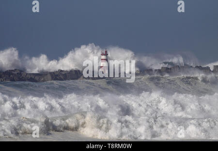 Onde tempestose splash. Povoa de Varzim e di Vila do Conde porto entrata nord del Portogallo. Foto Stock