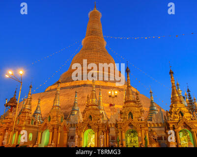 La Shwedagon pagoda in Yangoon (Myanmar) Foto Stock