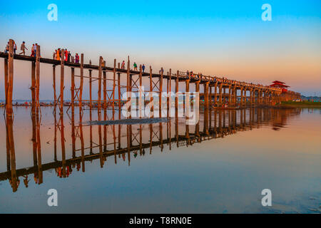 U Bein Bridge in Amarapura (Myanmar) Foto Stock