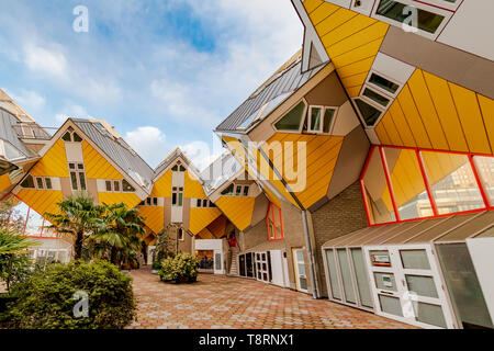Cube Case - Kubuswoningen Rotterdam Paesi Bassi - Architetto Piet Blom - giallo case - Architettura moderna - case moderne - casa moderna Foto Stock