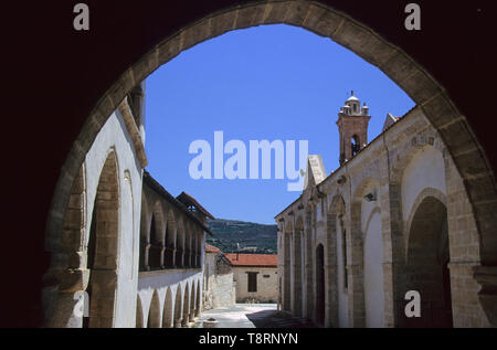 Monastero di Timiou Stavrou (Santa Croce) in Omodhos, Cipro: cortile con archi e colonne Foto Stock