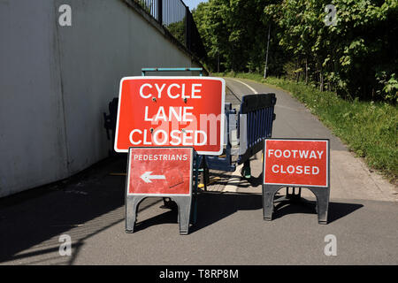 Pista ciclabile e footway chiuso i segni e i pedoni direzione sign in Bury LANCASHIRE REGNO UNITO Foto Stock