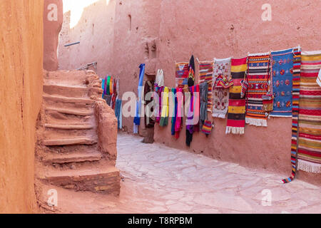 Tradizionali abiti colorati sul mercato, Marocco, Africa Foto Stock