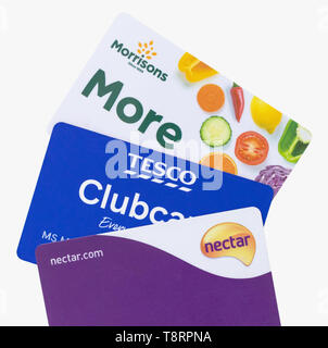 London, Regno Unito - 14 Maggio 2019 - Sainsburys Nectar card, Tesco clubcard e Morrisons più carte isolate su uno sfondo bianco Foto Stock