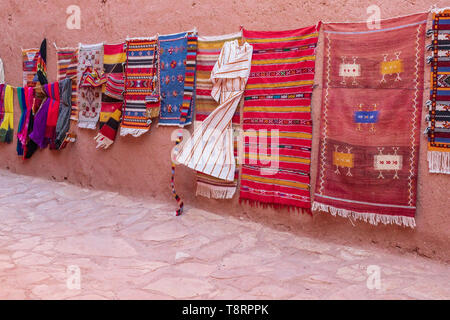 Tradizionali abiti colorati sul mercato, Marocco, Africa Foto Stock