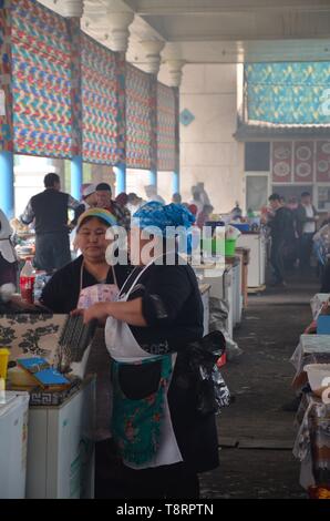 Taschkent, die Hauptstadt Usbekistans in Zentralasien: Speiselokal und Köchinnen am Chorsu Basar Foto Stock