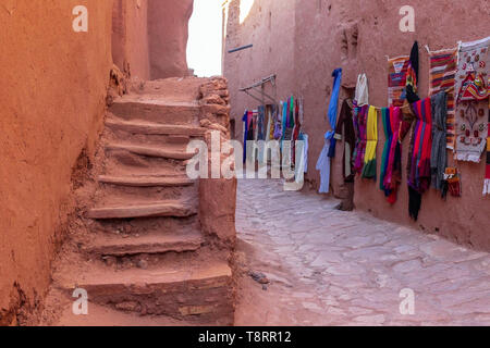 Tradizionali abiti colorati sul mercato, Marocco, Africa Foto Stock