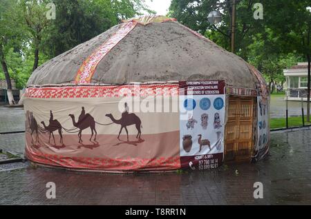 Taschkent, die Hauptstadt Usbekistans in Zentralasien: eine Jurte Souvenirgeschäft als in der Innenstadt Foto Stock