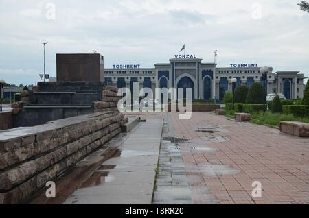 Taschkent, die Hauptstadt Usbekistans in Zentralasien: leeres Denkmal vor dem Bahnhof Foto Stock