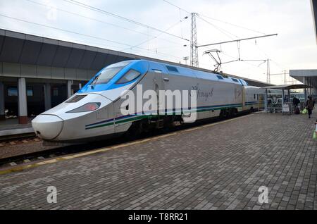 Taschkent, die Hauptstadt Usbekistans in Zentralasien: der Afrosiyob Talgo Hochgeschwindigkeitszug nach Samarcanda Foto Stock