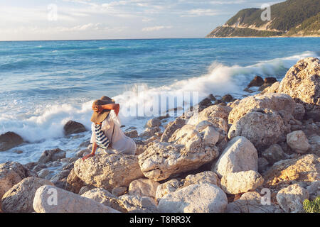 Bella donna con cappello di relax presso il mare Foto Stock
