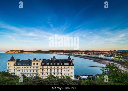 Llandudno Galles - vista sopra la città balneare di Llandudno nel Galles del Nord con il Little Orme headland Foto Stock