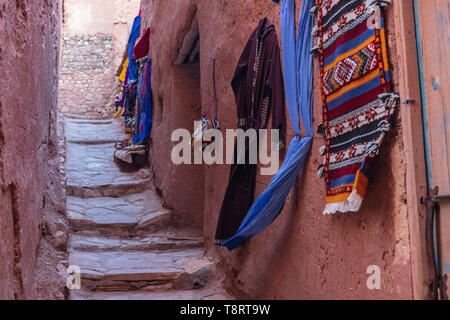 Tradizionali abiti colorati sul mercato, Marocco, Africa Foto Stock