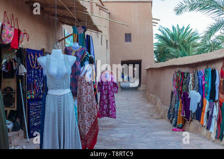 Tradizionali abiti colorati sul mercato, Marocco, Africa Foto Stock