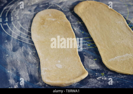 Stendere la pasta per la realizzazione di ciambelle a forma di coniglio, il processo passo dopo passo Foto Stock