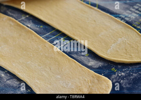 Stendere la pasta per la realizzazione di ciambelle a forma di coniglio, il processo passo dopo passo Foto Stock