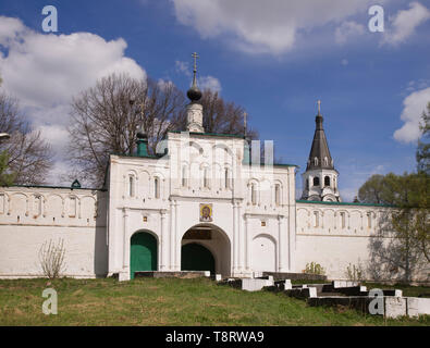 Chiesa del grande martire Fëdor Stratelates (Gate chiesa) con trasfigurazione edificio a Santa Dormizione convento (Alexandrov kremlin) nel traino di Alexandrov Foto Stock