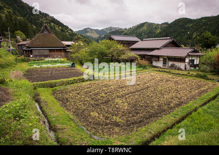 Case tradizionali a bordo piccolo agriturismo nelle montagne di Kyoto, Giappone Foto Stock