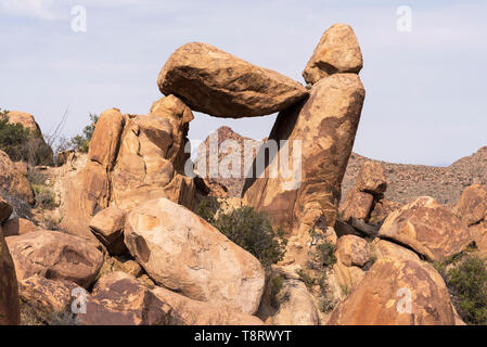 Equilibrato rock si trova nelle colline di Grapevine entro il parco nazionale di Big Bend, Texas. Foto Stock